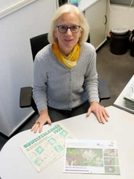 Umweltberaterin Dorothee mit der allerersten Umweltkalender-Ausgabe von 1989 und der aktuellen. © Stadt Rheda-Wiedenbrück