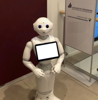 Der humanoide Roboter „Pepper“ zu Gast an der Universität Paderborn.Foto Universität Paderborn