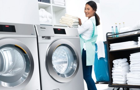 Viel Platz für Wäsche auf kleinem Raum: Eine Waschmaschine und ein Trockner aus der neuen Generation „Kleine Riesen“. Auf jeweils einem halben Quadratmeter sorgen sie schon innerhalb von 49 Minuten für saubere und in 38 Minuten für trockene Wäsche. Zum ersten Mal sind diese Geräte live während der Internorga 2019 in Hamburg zu sehen.
