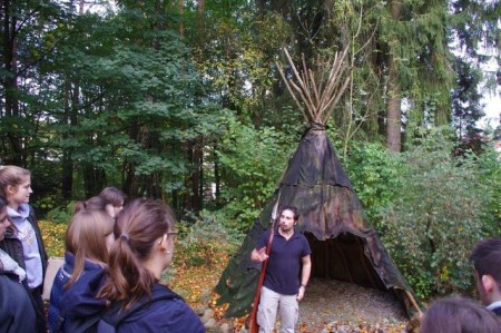 Marcus Coesfeld am Jäger-und-Sammler-Zelt .Foto: Peter Riedel (Uni Bielefeld)