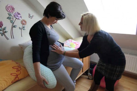 Familien-Hebamme Myriam Slomka-Klemm tastet den Bauch von Eugenie Bauer ab, die bald ihr Baby erwartet. 
