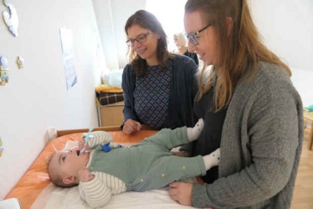 Der kleine Mats, sieben Monate alter Sohn von Laura Lichtsinn (r.), entwickelt sich prächtig. Davon konnte sich Familien-Kinderkrankenschwester Susanne Reinert in der Babysprechstunde auf der Rechten Weserseite, überzeugen.