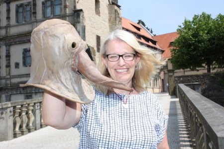 Dr. Susanne Hilker vom Weserrenaissance-Museum Schloss Brake präsentiert eine Pestmaske, die in der Renaissance vor ansteckenden Krankheiten schützen sollte. Foto: Weserrenaissance-Museum Schloss Brake/Herrmann