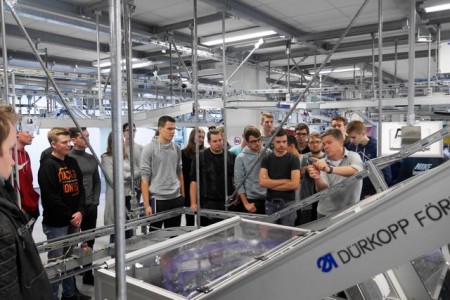  Die 35 Erstsemester, die das Bielefelder Unternehmen Dürkopp Fördertechnik besucht haben, studieren praxisintegriert am Campus Gütersloh Mechatronik/Automatisierung.