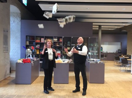  Jutta Raschdorff und Andreas Ende, die sich um die Kasse und Aufsicht im Weserrenaissance-Museum kümmern, freuen sich schon auf die vielen neuen Veranstaltungen. 
