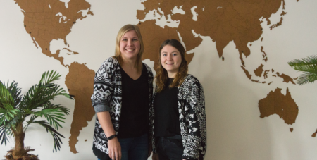  Botschafterinnen für eine Ausbildung zur Tourismuskauffrau: Sarah Klemme und Carolin Hens (v. l.)