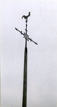 Hagelkreuz in Bocholt-Mussum (zwi-schen 1950 und 1970). An dieser Stelle soll schon in früheren Jahrhunderten ein Hagelkreuz gestanden haben, das 1886 erneuert worden ist. Die Jahreszahl befindet sich in den Schwanzfedern des Wetterhahns. Foto: LWL Volkskundearchiv 