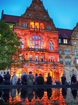 Bildzeile: „Für das Rahmenprogramm tauchen die Stadtwerke Bielefeld die Altstadt wieder in ein ganz besonderes Licht, unter anderem am Alten Rathaus, dessen Fassade zu einer interaktiven Videofläche wird.“ Foto: Bielefeld Marketing/Sarah Jonek 