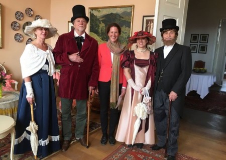 Schlossherrin Elisabeth v. Küster mit filmischen Vorfahren der Familie bei der Eröffnung des neuen Museums auf Schloss Lomnitz. Foto: Ulrike Treziak 