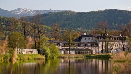 Schloss Wernersdorf erhält einen modernen Anbau mit Blick aufs Riesengebirge und die Burgruine Kynast. Foto: Christopher Schmidt-Münzberg