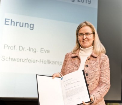 Prof. Dr.-Ing. Eva Schwenzfeier-Hellkamp, langjähriges Vereinsmitglied und von 2014 bis 2017 Vorsitzende, ist für ihre Verdienste um den VDI OWL geehrt worden.