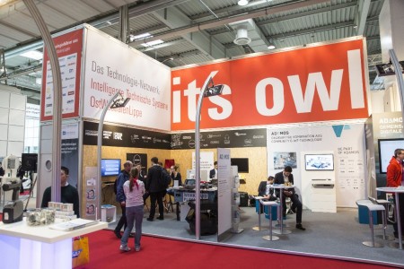 Auf dem OWL-Gemeinschaftsstand präsentieren insgesamt zehn Start-ups ihre Konzepte. Fotos: OWL GmbH