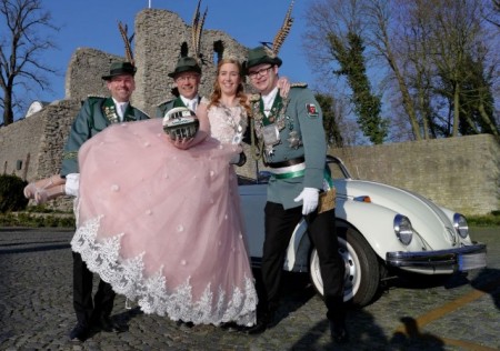 Die Bad Lippspringer Bürgerschützen tragen ihre Regentin Fiona Pauly auf Händen mit dem Ball der König am 27. April im Schützenhaus: (v.l.) Schützenoberstleutnant Dirk Lappe, Schützenoberst Josef Thöne und Schützenkönig Nicola Lücke: Foto: AK