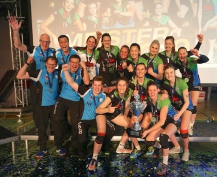 So sehen Sieger aus: Das Team von Skurios Volleys Borken feiert die Meisterschaft (Foto: Skurios Volleys Borken)
