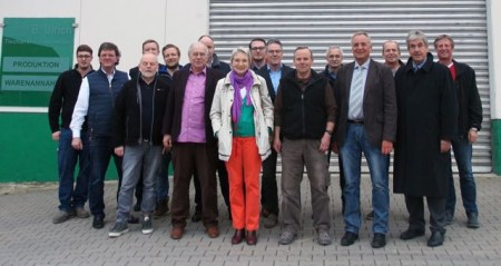 Bürgermeister Hermann Temme (1. Reihe von rechts) und Ausschussvorsitzender Robert Rissing bedankten sich bei Firmeninhaber Burkhard Ulrich (Mitte), der interessante Einblicke in sein Unternehmen gab.
