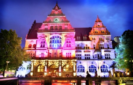 Zum Rahmenprogramm der Kulturnacht zählen außerdem eine interaktive Illumination des Alten Rathauses sowie Installationen an weiteren Orten. Foto. Bielefeld Marketing/Sarah Jonek