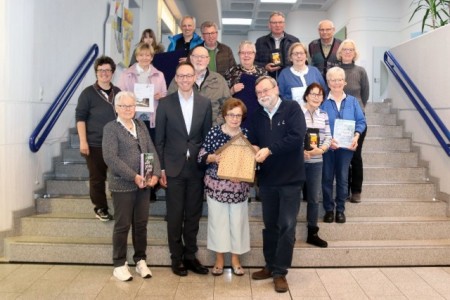 :Bürgermeister Theo Mettenborg überreichte den Gewinnerinnen und Gewinnern des Umweltkalender-Rätsels ihre Preise. 