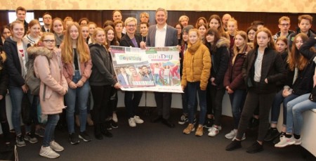 Schülerinnen und Schüler machten am Girls` und Boys` Day ihre eigenen Erfahrungen in der Stadtverwaltung Gütersloh, wo sie im Ratssaal von Bürgermeister Henning Schulz begrüßt wurden. 