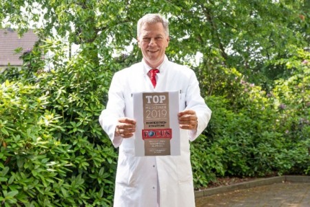 Dr. Albrecht Krause-Bergmann freut sich über die Auszeichnung als „Top-Mediziner 2019“ durch das Nachrichtenmagazin Focus.