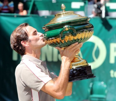 Ein Kuss für den Pokal. Der Sieger der 27. NOVENTI OPEN, Roger Federer. © NOVENTI OPEN/HalleWestfalen