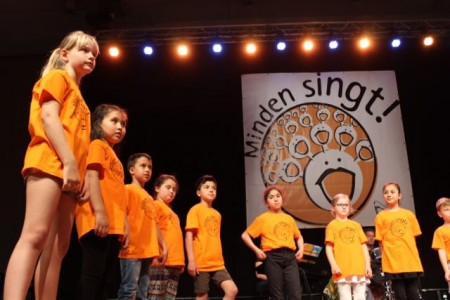  Konzentrierte Kinder der Mosaikschule auf der Bühne des MIT-Singfestes (Foto: Stadt Minden)