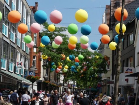 Beliebtes Fotomotiv: Die Mittlere Berliner Straße wird in bunte Farben getaucht.