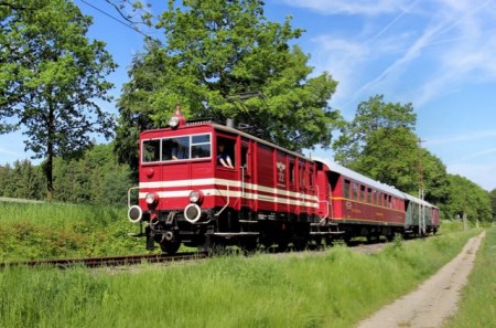 Die historische E-Lok E22 der Extertalbahn rollt seit 1927 durch Nordlippe. Dank des Vereins Landeseisenbahn Lippe, der sich seit 2005 sowohl für die Lokomotive wie auch Denkmalschutz stehende Fahrleitung verantwortlich ist.Foto: Michael Rehfeld