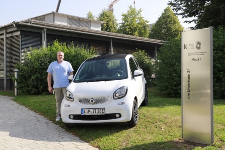 Ist viel und gerne mit dem elektrischen Smart unterwegs: krz-Mitarbeiter Mathias Meierjohann, Foto: Krz
