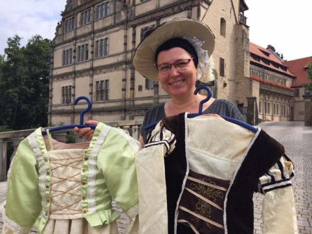 Denise Gutsche freut sich, dass ihre selbstgeschneiderten Kostüme nun ein neues Zuhause im Weserrenaissance-Museum Schloss Brake gefunden haben.