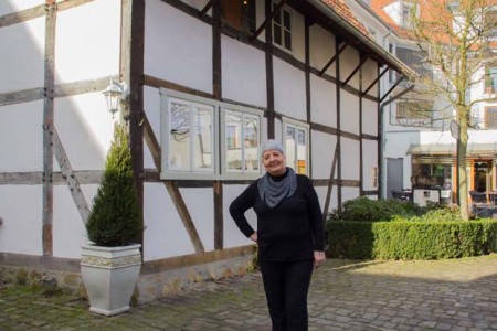 Stadtführerin Barbara Best empfängt Teilnehmer des Stadtrundgangs „Mit Hinz und Kunz durch Gütersloh“ vor dem Stadtmuseum