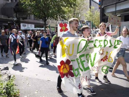 Junge Aktivisten ziehen durch die Dortmunder Innenstadt