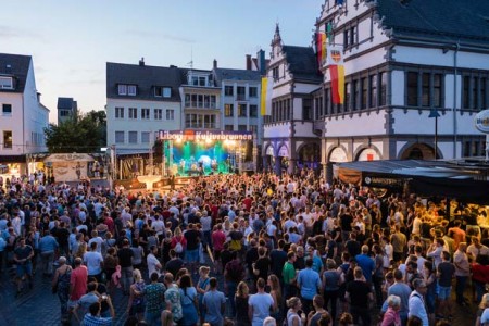 Die Kulturbrunnenbühne auf dem Paderborner Rathausplatz zählte auch in diesem Jahr zu deinem der Publikumsmagneten des Libori-Festes. Insgesamt feierten 1,5 Millionen Besucher Paderborns fünfte Jahreszeit. (Foto: Thorsten Hennig)