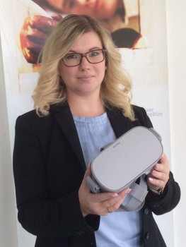 Sabine Gulfam, neue Teamleiterin der Berufsberatung der Agentur für Arbeit Detmold mit VR-Brille.