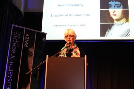 (Foto: Universität Paderborn) Ricarda Michels): Prof. Dr. Sarah Hutton verkündet die Preisträgerin des Elisabeth von Böhmen-Preises.