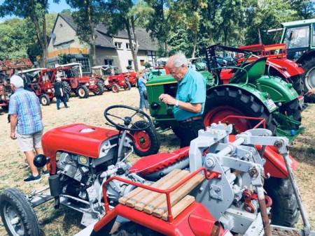 Oldtimer-Traktoren der Dieseljungs. (Foto: J. Düfelsiek)