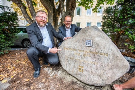 Gedenkstein in der Altstadt enthüllt: Achim Held (l.) und Martin Knabenreich. Bild: Patrick Piecha