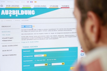 Online - Sprechstunde: Unter www.dr-azubi.de bekommen Berufsanfänger eine individuelle Beratung zu Fragen rund um die Ausbildung. Foto: NGG