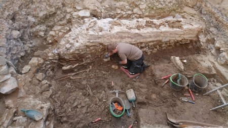 Unterhalb der Mauern aus den verschiedensten Epochen kamen einige frühmittelalterliche Bestattungen zu Tage, die sorgfältig freigelegt wurden. Foto: LWL/S. Coesfeld