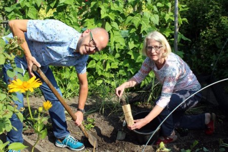  v.l.: Hans-Bernd Hensen und Dorothee Kohlen von der Umweltabteilung bei der Probennahme im Garten.