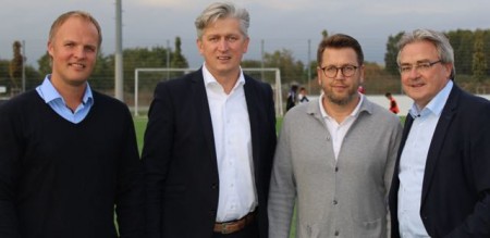 (v.l.): Christoph Müller (Leiter NLZ), Ansgar Käter (Vorstandsvorsitzender der VerbundVolksbank OWL eG), Martin Przondziono (Geschäftsführer Sport) und Karl-Heinz Rawert (Vorstandsmitglied der VerbundVolksbank OWL eG) freuen sich über die weitere Partnerschaft. 