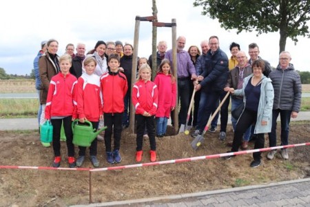 Ein Zeichen für den Klimaschutz setzten am Tag der Deutschen Einheit Bürgermeister Theo Mettenborg, Katrin Scholz (Initiative „Pflanz dir einen!“) mit einigen Vertretern des Stadtrats und des Sportvereins Rot-Weiß St. Vit.