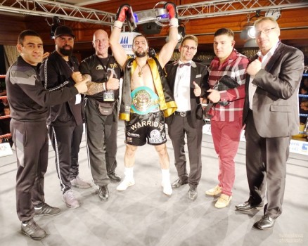  (Siegermannschaft): Sie stehen für eine erfolgte >Marco Huck Fight Night< in Baunlage (von links): Sieger Sevak Miroyan (Super-Weltergewicht), Trainer Jihad Ali Khan, Dirk Schröder (Cornerman), WBC-Asia Continental Titelgewinner Armenak Hovhannisyan, Holger Gräbedünkel (Sponsor), Kenan Hukic (Promotor) und Karl-Heinz Wolpers (Management MH Boxing). Foto: © MH Boxing 