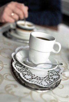 Im westlichen Münsterland weiß man, dass sich eine freundliche Atmosphäre mithilfe von einem Köppken Koffie bezahlt machen kann. Foto: Pixabay