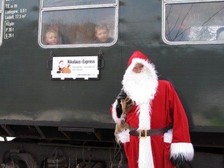 Der Nikolaus fährt mit der Landeseisenbahn Lippe am 7., 8., 14. und 15. Dezember durch das Extertal. Foto: Michael Rehfeld