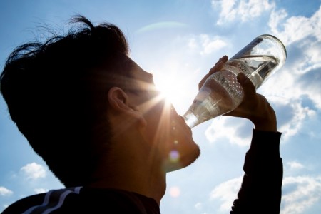 Ersetzt 37 PET- Flaschen: Die „Glasperlenflasche“ ist die am meisten verbreitete Mehrweg - Wasserflasche. Sie steht nicht nur bei der Ökobilanz ganz oben, sondern sichert auch Jobs bei Herstellern und Abfüllern. Foto: NGG 
