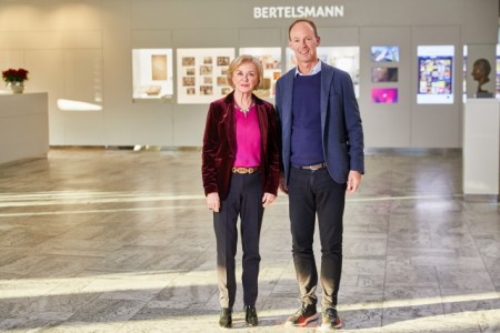  Liz Mohn und Thomas Rabe beim ersten gemeinsamen Rundgang durch das neugestaltete Foyer des Corporate Centers von Bertelsmann in Gütersloh. 