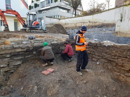 Archäologen beim Freilegen frühneuzeitlicher Mauern auf der Grabung. Foto: Eggenstein Exca/R. Gündchen