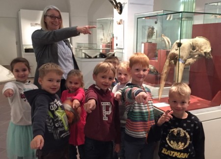 Dr. Susanne Hilker mit Kids-Museum Schloss Brake, Foto: Weserrenaissance-Museum Schloss Brake