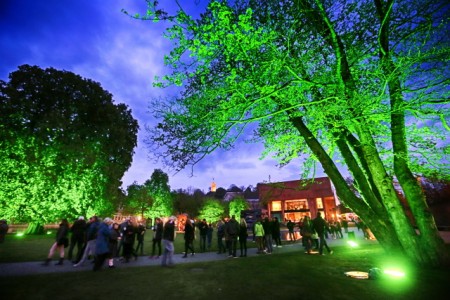 Während der Nachtansichten ist Bielefeld in einem anderem Licht zu sehen. An dem Abend flanieren zahlreiche Besucher durch den Skulpturenpark der Kunsthalle. Foto: Bielefeld Marketing, Sarah Jonek