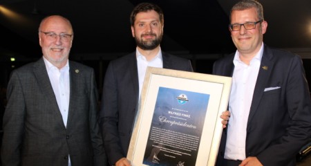 Foto (v.l.n.r): Präsident Elmar Volkmann, Alexander Finke, Aufsichtsratsvorsitzender Stefan Rees. Foto: SC Paderborn 
